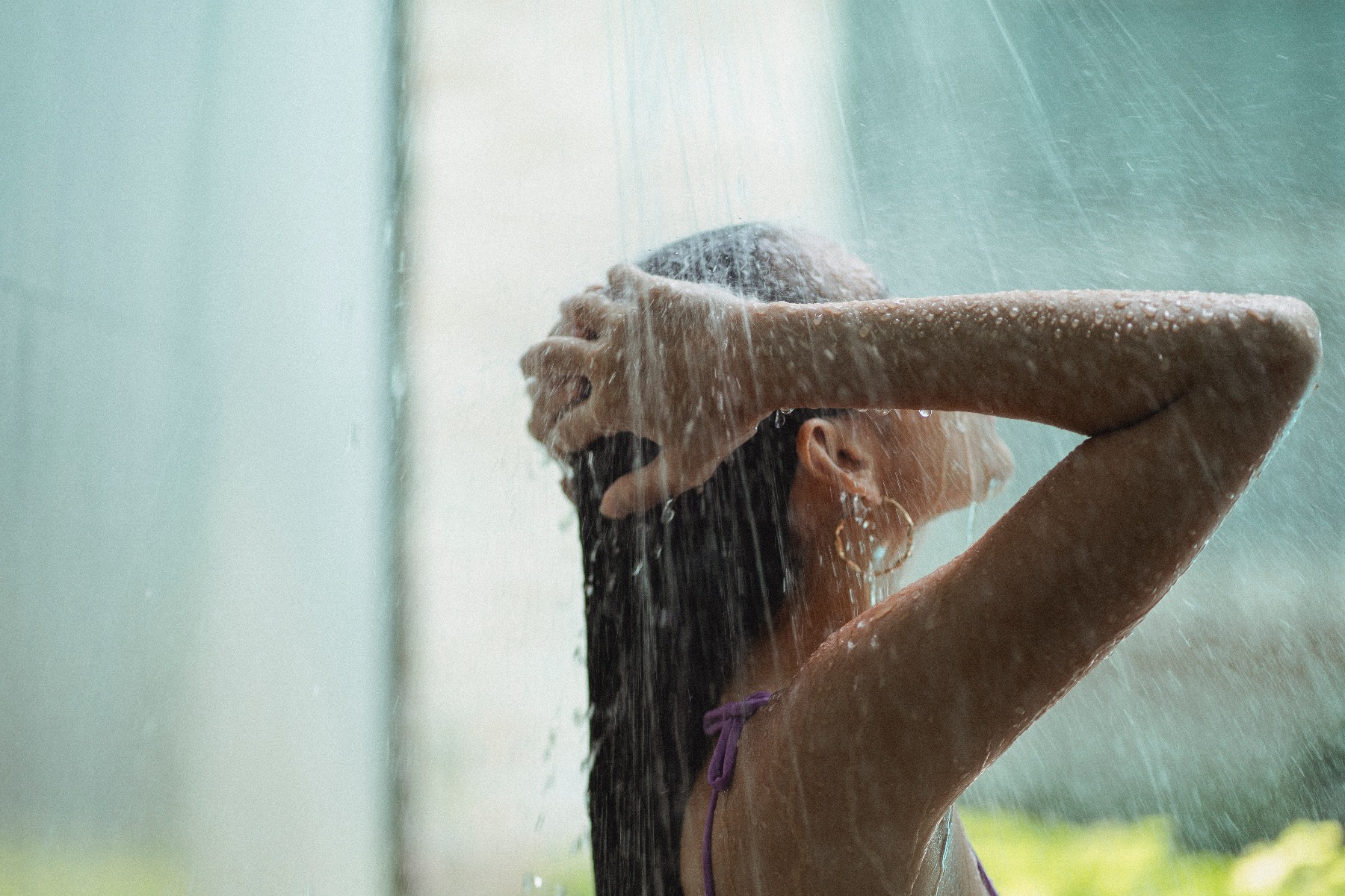 Leestijd: 4 minuten  Het blijft toch een dingetje, wel of geen conditioner gebruiken na het wassen van het haar. Voor sommige is dit een no-brainer, het zorgt voor glans, zachtheid en maakt het haar makkelijk doorkambaar. Anderen vinden een conditioner helemaal niets, het zorgt voor zwaar, futloos en vet haar. Omdat dit de gemoederen steeds bezighoudt help ik je vandaag verder. Na het lezen van dit blog weet jij waarom jouw haar een conditioner nodig heeft!  Wat is een conditioner? De kans is groot dat je een conditioner in je badkamer hebt staan en al standaard gebruikt na het wassen van het haar. Maar op de vraag: ‘Wat is een conditioner?’, hebben veel mensen geen antwoord. Het is een extra stap die op de automatische piloot wordt uitgevoerd. Maar wat is een conditioner precies en waarom gebruiken we een conditioner? Een conditioner is een belangrijk onderdeel in de verzorging van het haar. Een shampoo reinigt het haar, zoals een reinigingsmelk dat doet voor de huid. Volgt na het reinigen van de huid een crème om de huid te voeden, in het geval van je haar volgt er na een shampoo een conditioner. Eigenlijk doet een conditioner voor het haar wat de crème voor je huid doet. Het zorgt voor extra verzorging en hydratatie van het haar. De meeste conditioners bevatten extra voedende ingrediënten, denk hierbij aan vitamines, plantenextracten en natuurlijke oliën. 