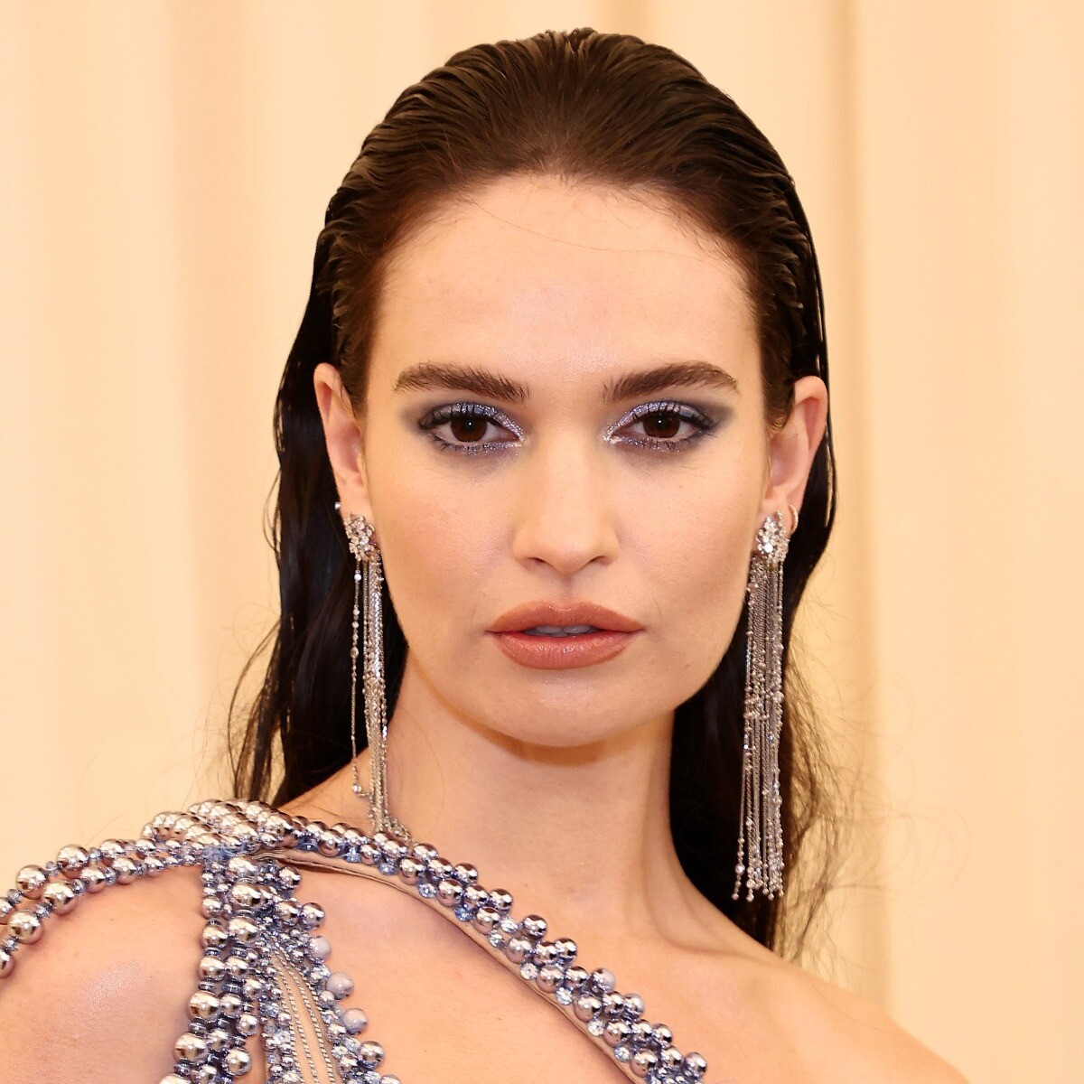 Lily James donker haar